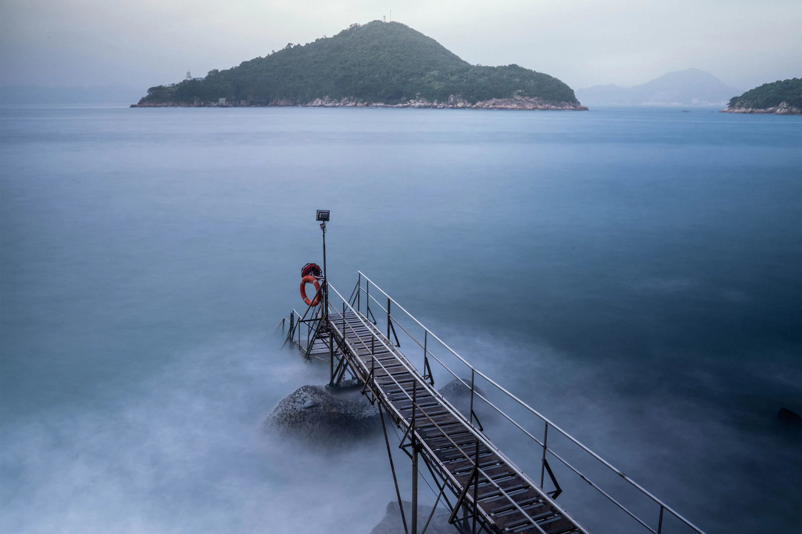 面朝島嶼的西環泳棚景象