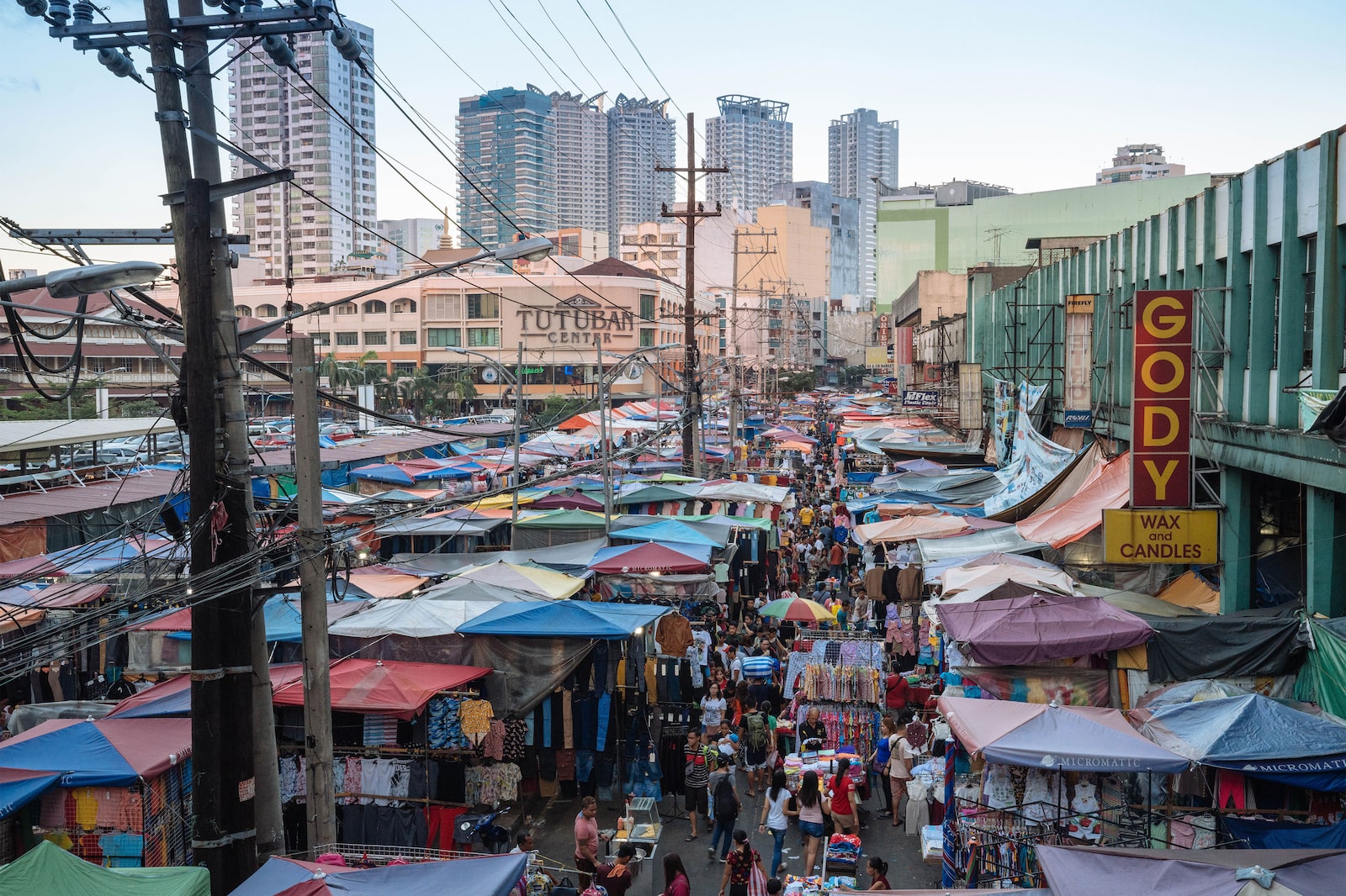 A sharp contrast between the high-rise buildings and the Divisoria market